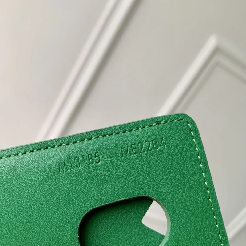 LV Wallets 4048A-0071