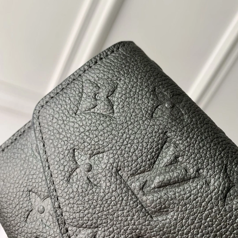 LV Wallets 4048A-0101