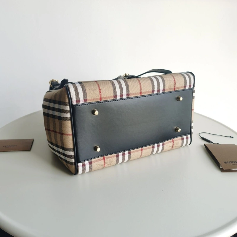 Burberry Shopping Bags 4140-0147