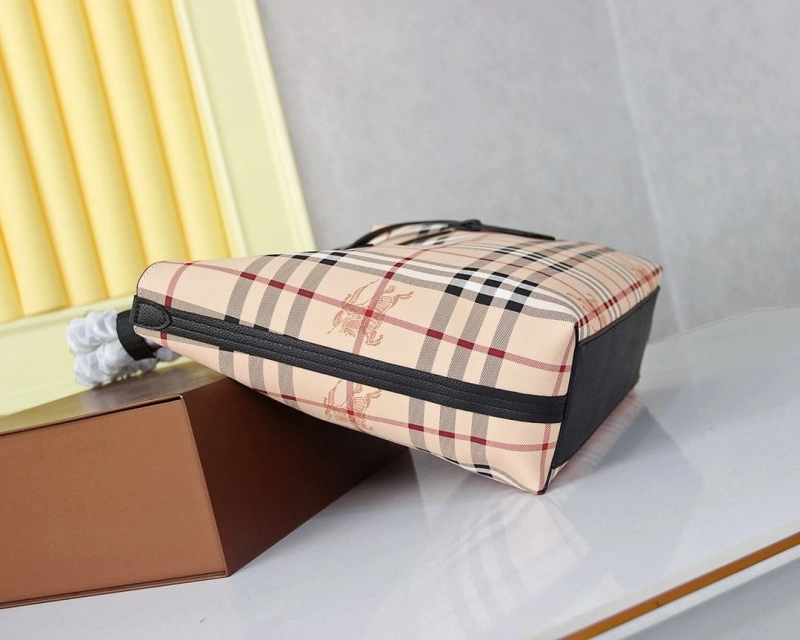 Burberry Shopping Bags 4140-0301