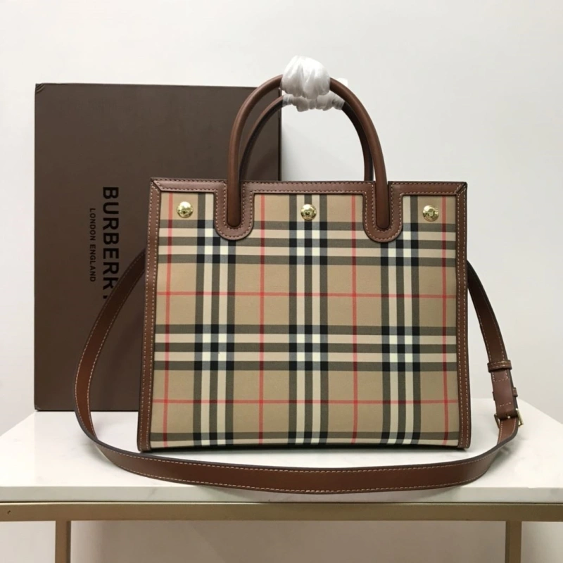 Burberry Shopping Bags 4140-0361