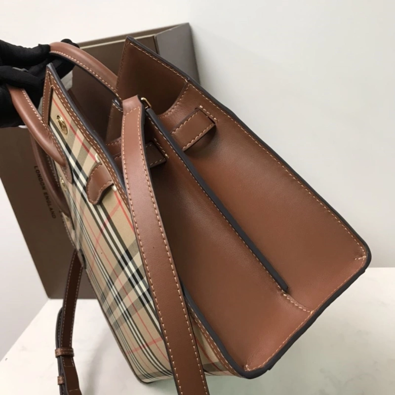 Burberry Shopping Bags 4140-0361