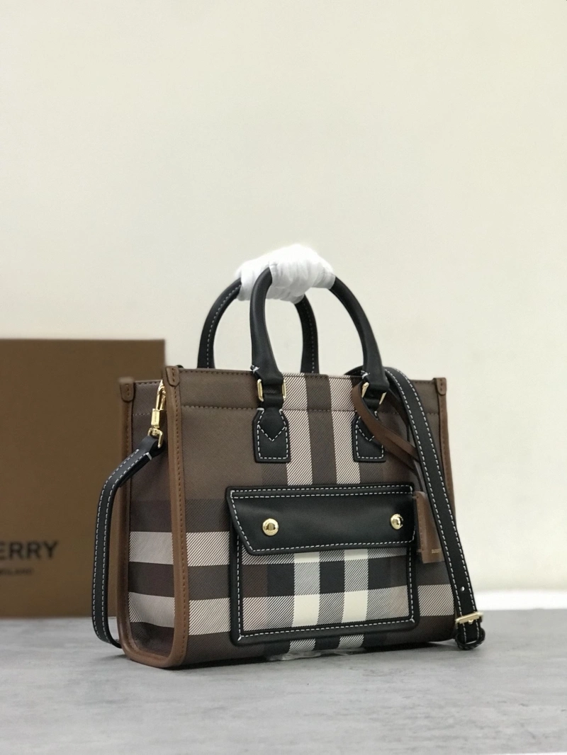 Burberry Shopping Bags 4140-0390