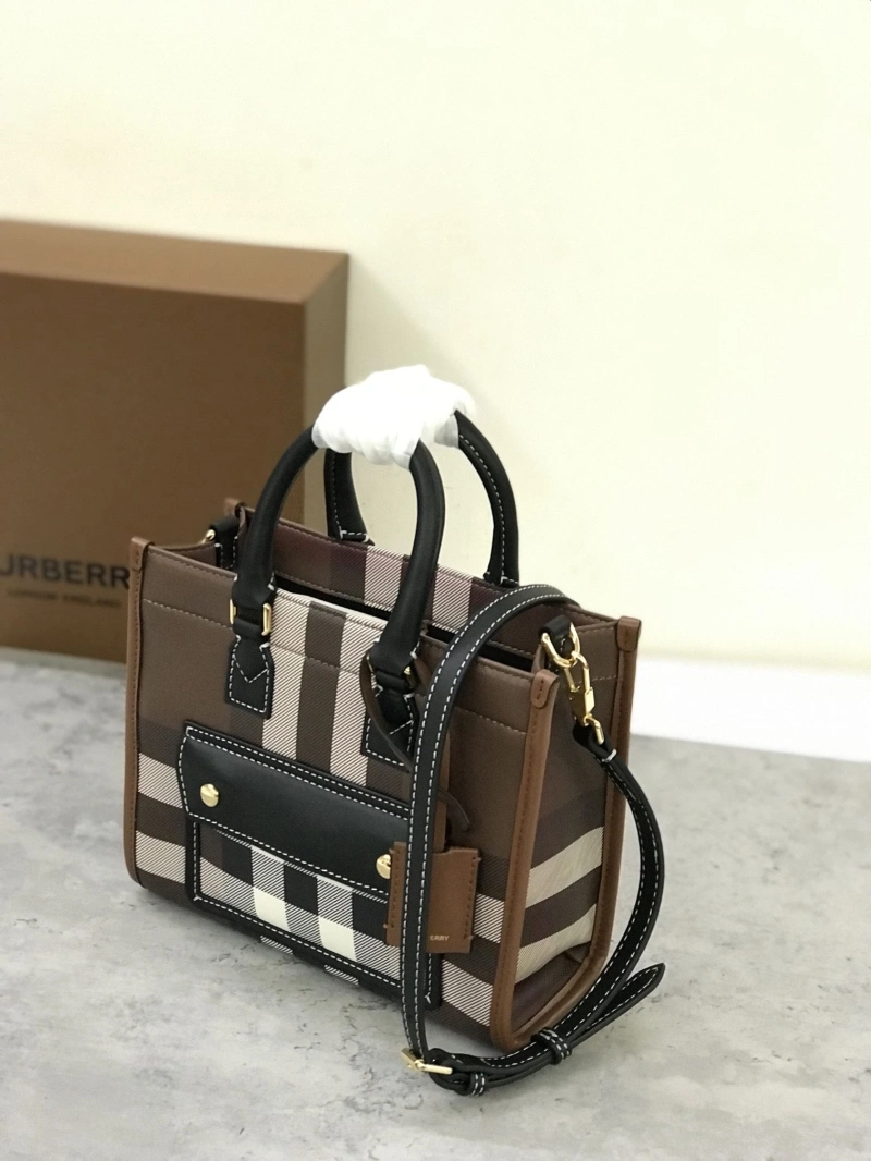 Burberry Shopping Bags 4140-0390