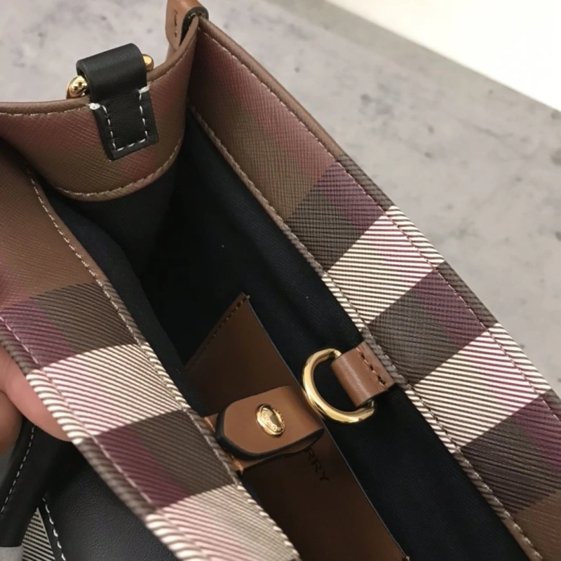 Burberry Shopping Bags 4140-0390
