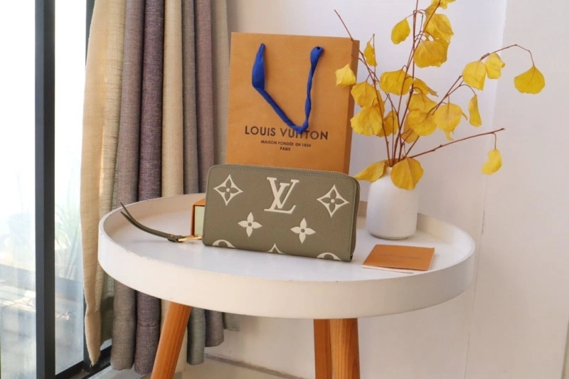 LV Wallets 4178A-0044