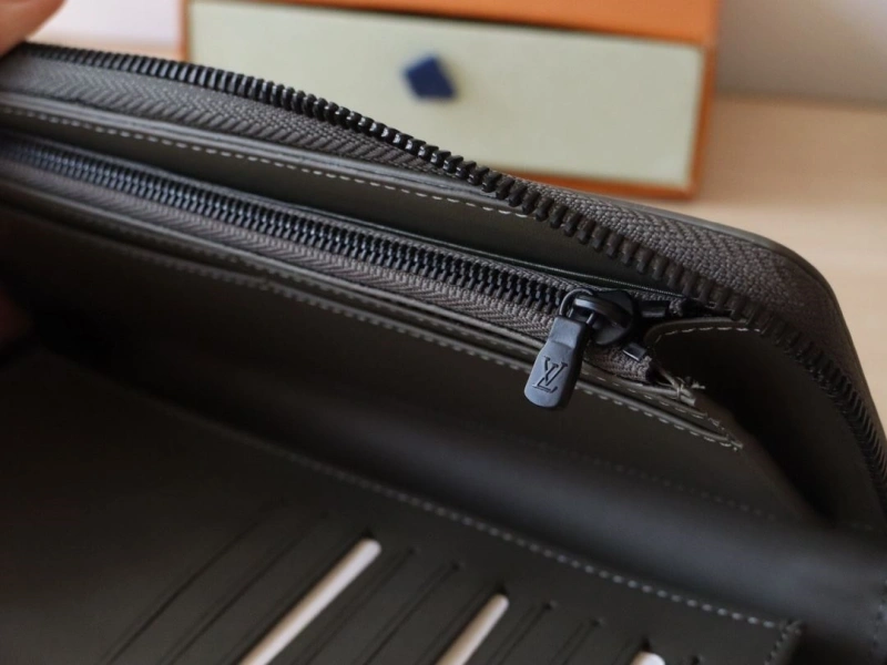 LV Wallets 4178A-0102