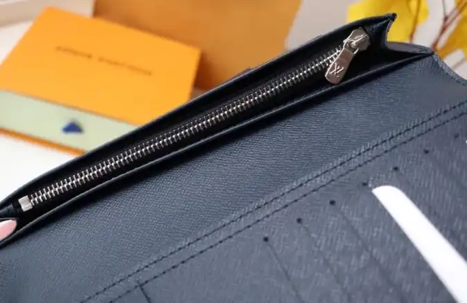 LV Wallets 4178D-0035