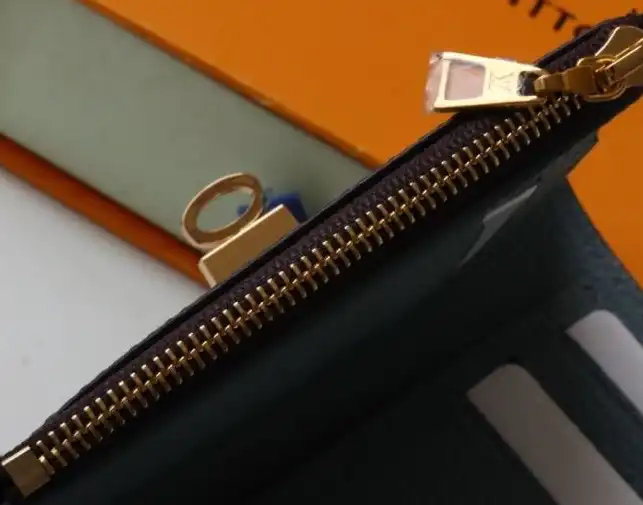 LV Wallets 4178G-0053