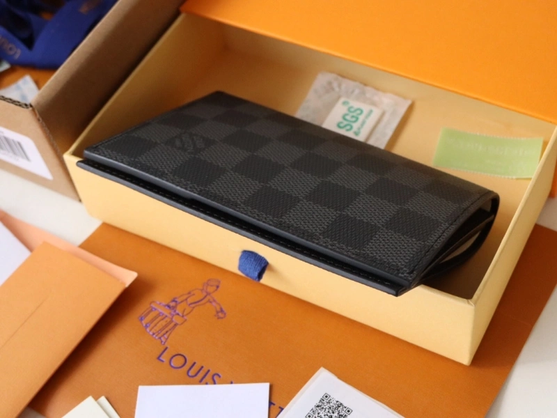 LV Wallets 4192A-0006