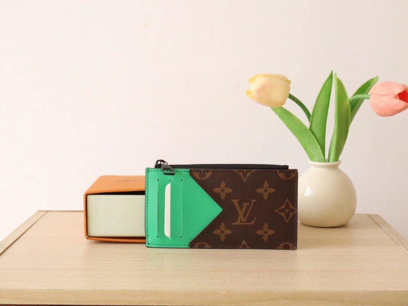 LV Wallets 4192A-0037