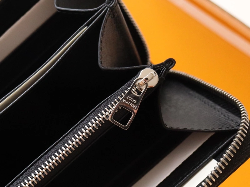 LV Wallets 4192A-0047