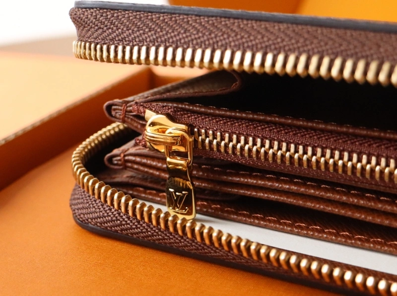 LV Wallets 4192A-0048