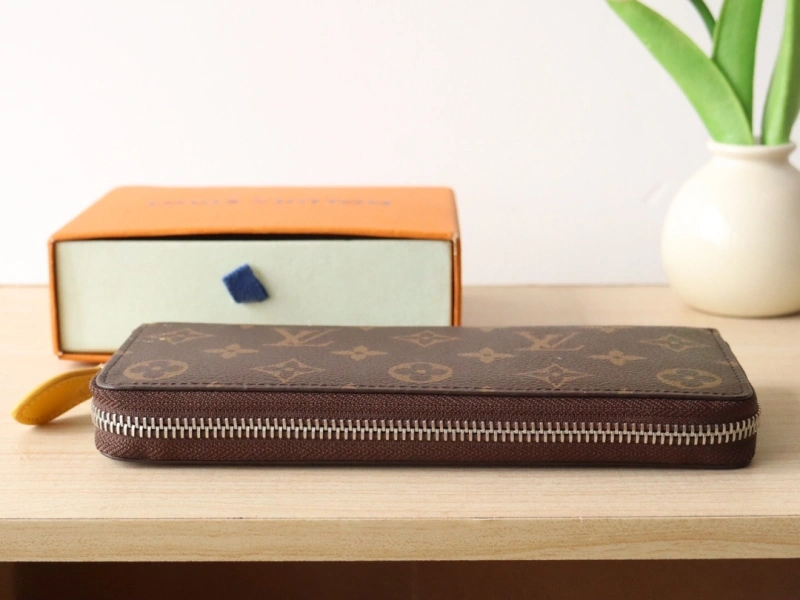 LV Wallets 4192A-0072