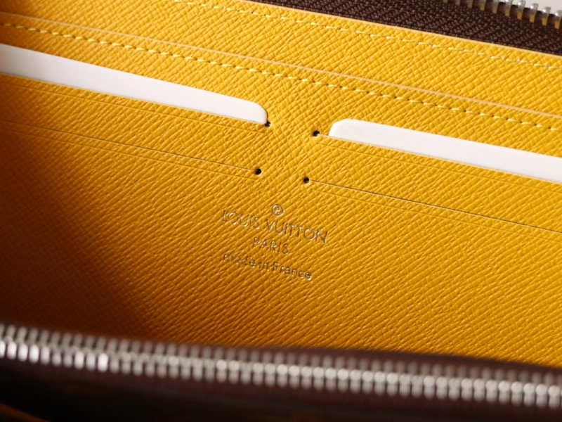 LV Wallets 4192A-0072