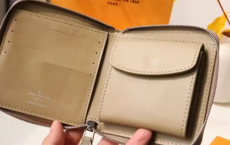 LV Wallets 4192D-0022