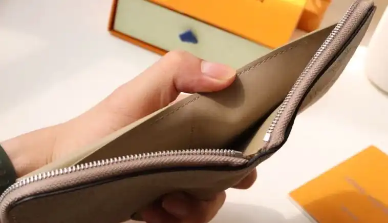 LV Wallets 4192D-0022