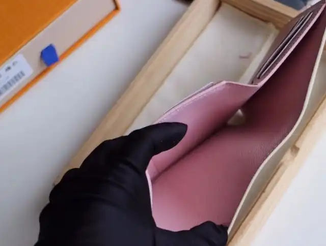 LV Wallets 4192D-0099