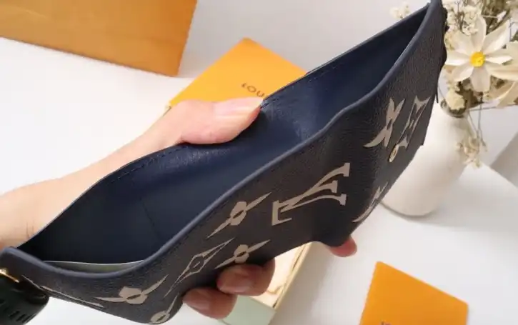 LV Wallets 4192F-0202