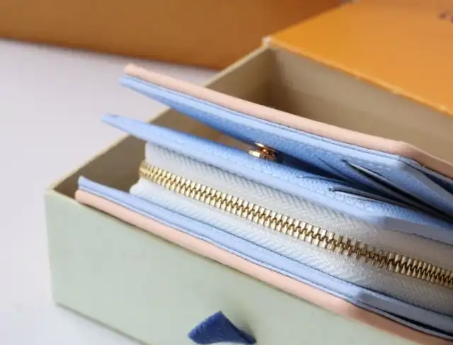 LV Wallets 4192F-0220