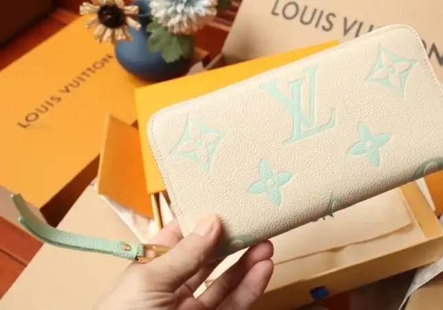 LV Wallets 4206A-0108