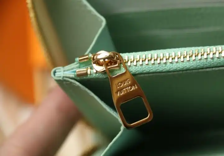 LV Wallets 4206A-0108