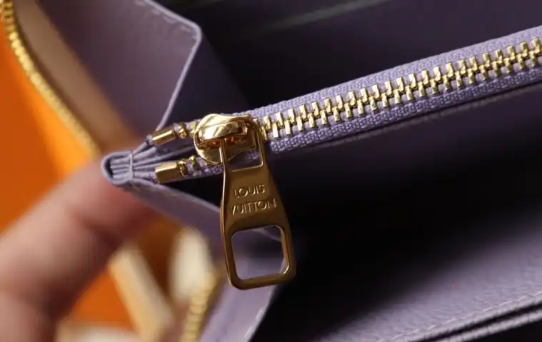 LV Wallets 4206A-0109