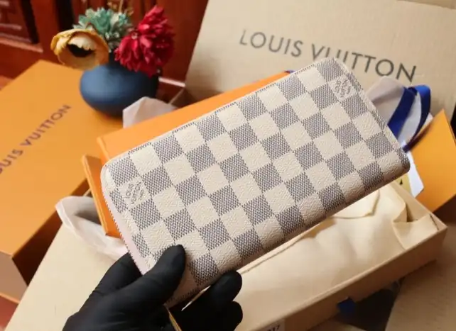 LV Wallets 4206A-0881