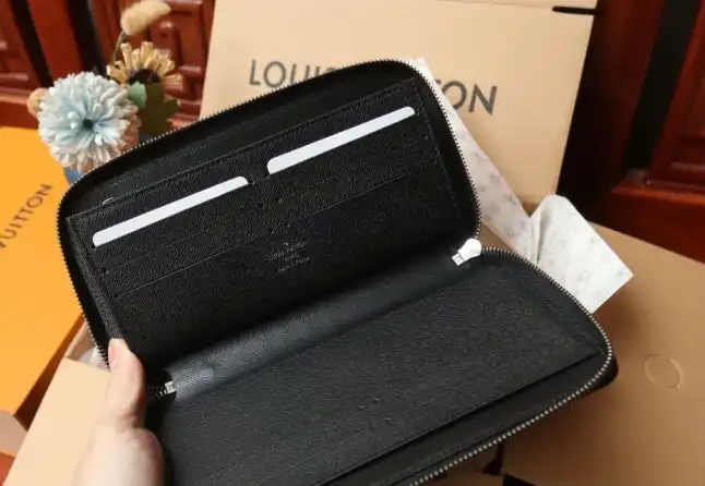 LV Wallets 4206A-0882