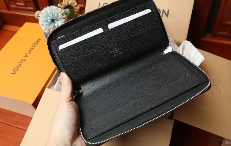 LV Wallets 4206A-0883