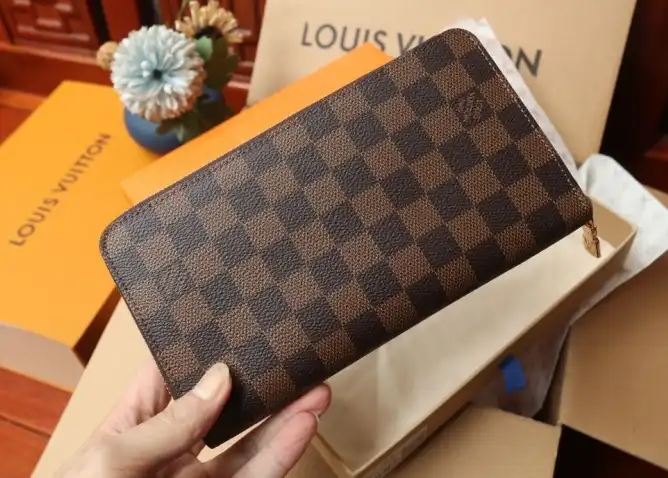 LV Wallets 4206A-0884