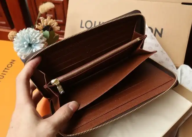 LV Wallets 4206A-0885