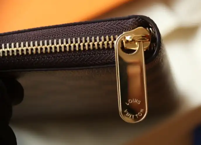 LV Wallets 4206A-0887