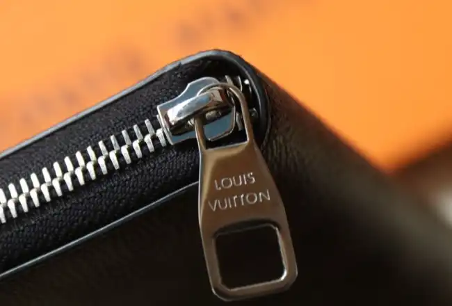 LV Wallets 4206A-0889