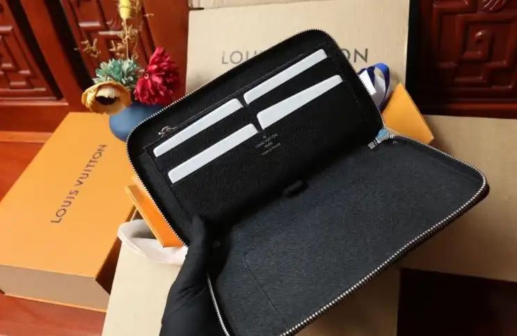 LV Wallets 4206A-0889