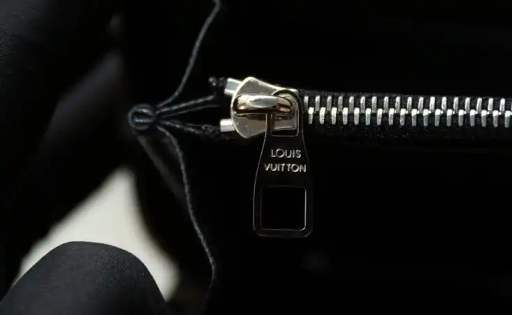 LV Wallets 4206A-0889