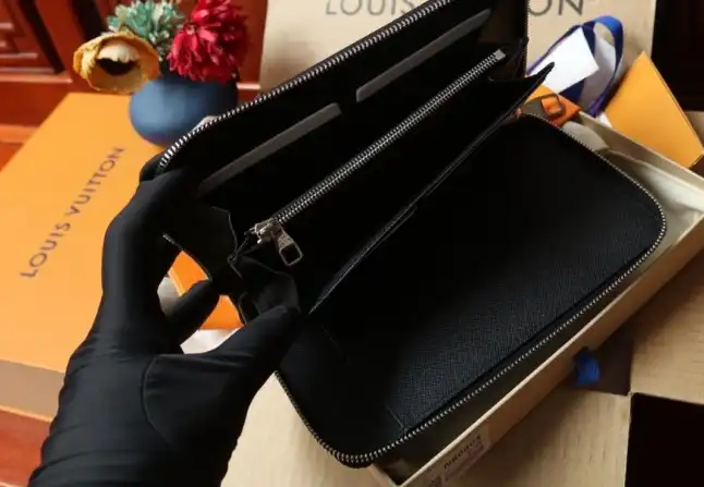 LV Wallets 4206A-0889