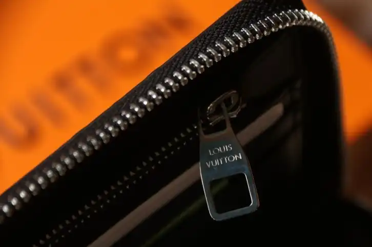 LV Wallets 4206A-0890