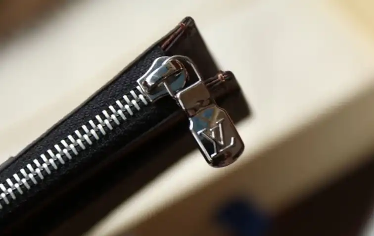 LV Wallets 4206A-0895