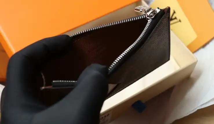 LV Wallets 4206A-0895