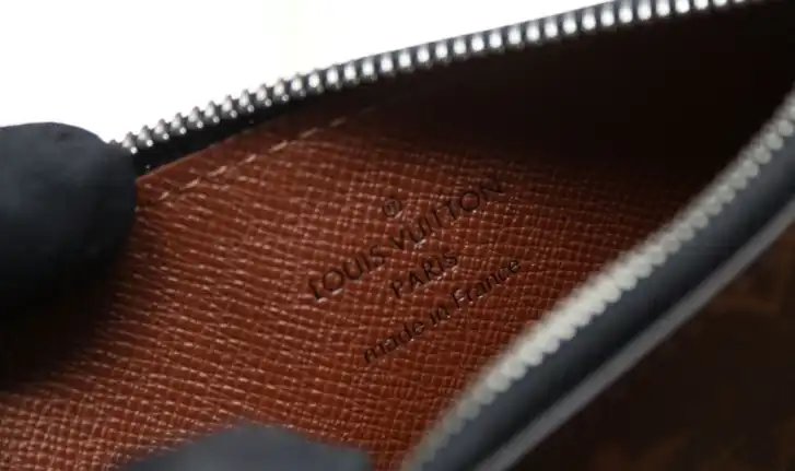 LV Wallets 4206A-0895