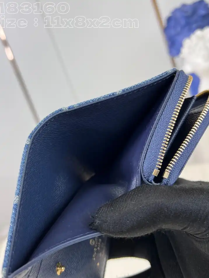 LV Wallets 4206A-1245