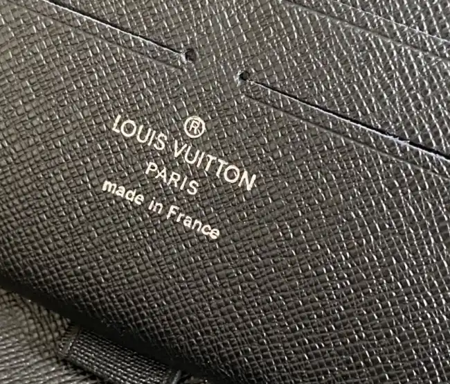 LV Wallets 4206A-1394