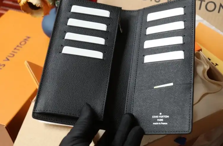 LV Wallets 4206A-2031