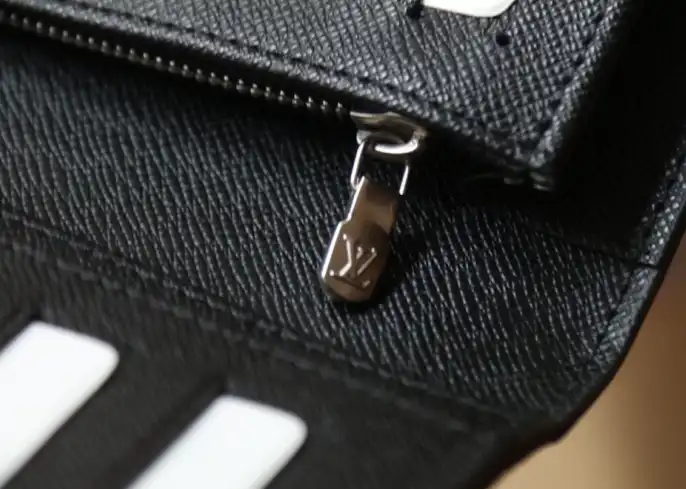 LV Wallets 4206A-2032