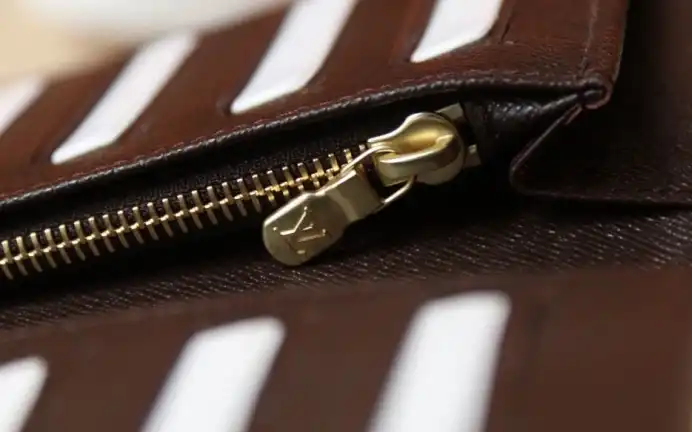 LV Wallets 4206A-2033