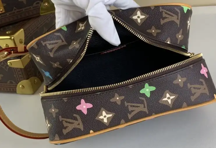 LV Cosmetic Bags 4206A-2677