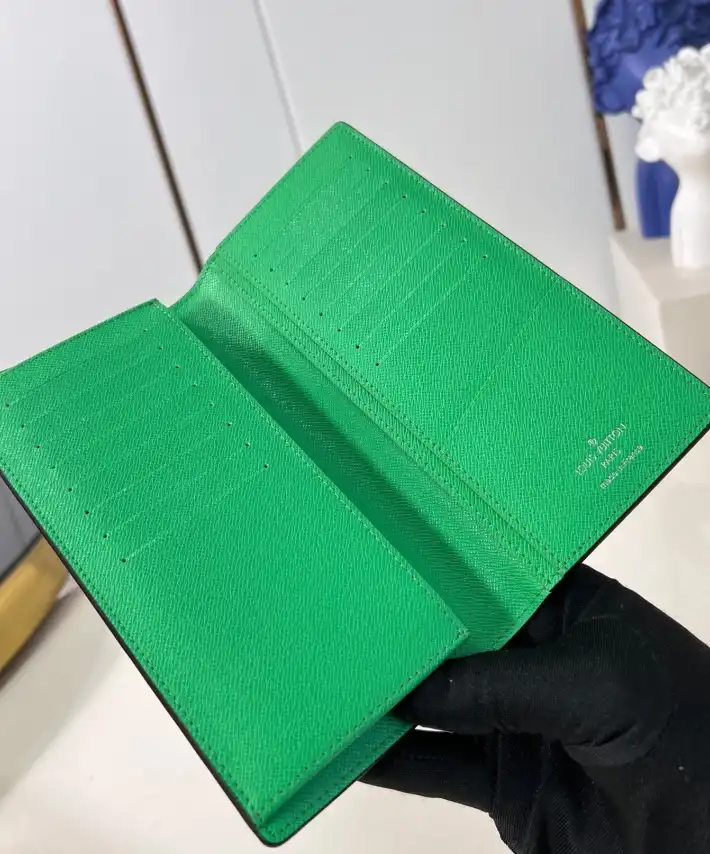 LV Wallets 4206A-2715