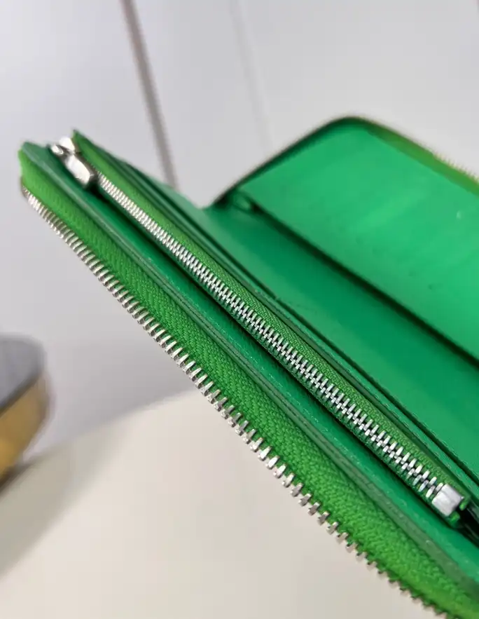 LV Wallets 4206A-2717