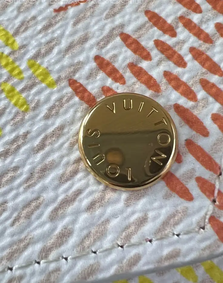 LV Wallets 4206A-3485